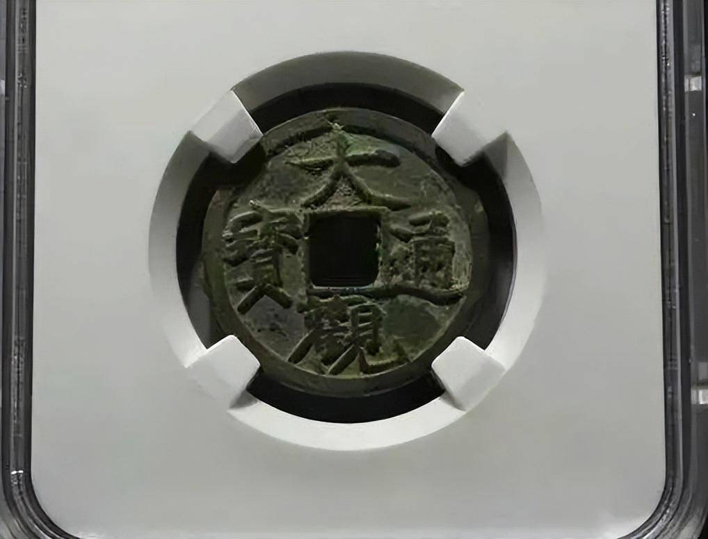 入手裸币<strong></p>
<p>羊年币</strong>，还是评级币？从几个优，缺点对比一下