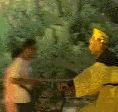 搞笑GIF图：媳妇和他的董事长同时抽中五日游的奖品<strong></p>
<p>充币</strong>，运气好了！