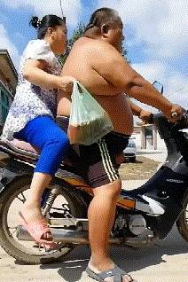 搞笑GIF图：媳妇和他的董事长同时抽中五日游的奖品<strong></p>
<p>充币</strong>，运气好了！