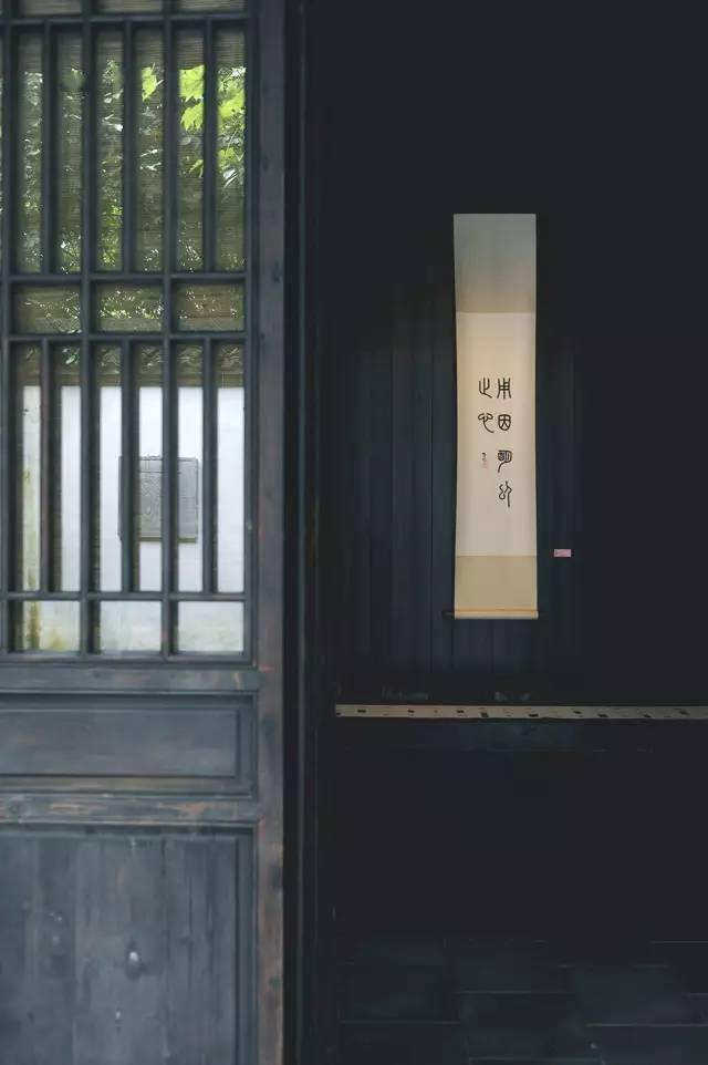 户庭无尘杂<strong></p>
<p>馀币宝</strong>，虚室有馀闲