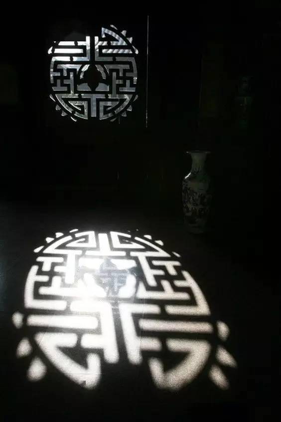 户庭无尘杂<strong></p>
<p>馀币宝</strong>，虚室有馀闲