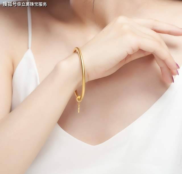 古法黄金手镯多少钱一克<strong></p>
<p>千足银多少钱一克</strong>？和普通黄金手镯价格一样吗？