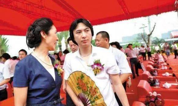 王健林妻子<strong></p>
<p>万达股份</strong>，美貌不输奶茶妹妹，还拿出2000亿让万达起死回生