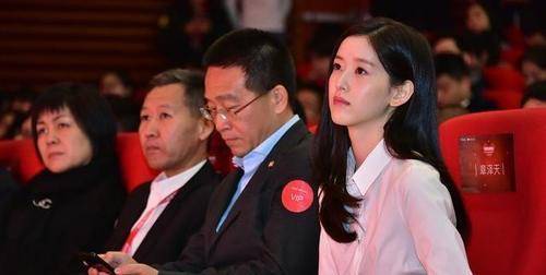王健林妻子照片曝出<strong></p>
<p>万达股份</strong>，年轻时不输奶茶妹妹，网友：难怪老王没绯闻