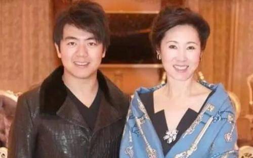王健林妻子照片曝出<strong></p>
<p>万达股份</strong>，年轻时不输奶茶妹妹，网友：难怪老王没绯闻