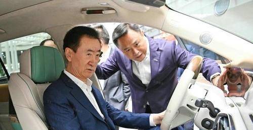 王健林妻子照片曝出<strong></p>
<p>万达股份</strong>，年轻时不输奶茶妹妹，网友：难怪老王没绯闻