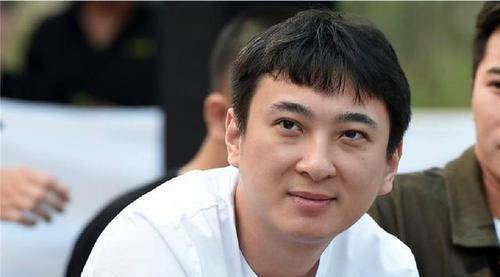 王健林妻子照片曝出<strong></p>
<p>万达股份</strong>，年轻时不输奶茶妹妹，网友：难怪老王没绯闻