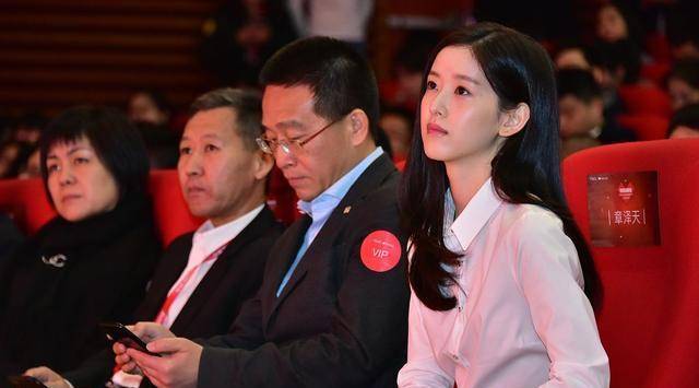 王健林妻子照片流出<strong></p>
<p>万达股份</strong>，年轻不输奶茶妹妹，网友：怪不得老王没绯闻
