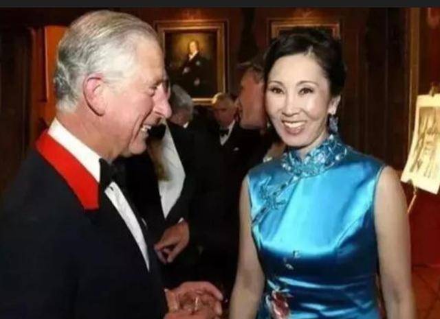 王健林妻子照片流出<strong></p>
<p>万达股份</strong>，年轻不输奶茶妹妹，网友：怪不得老王没绯闻