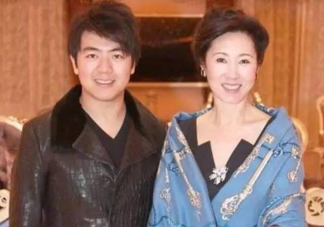 王健林妻子照片流出<strong></p>
<p>万达股份</strong>，年轻不输奶茶妹妹，网友：怪不得老王没绯闻