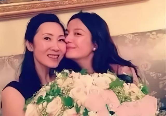 王健林妻子照片流出<strong></p>
<p>万达股份</strong>，年轻不输奶茶妹妹，网友：怪不得老王没绯闻