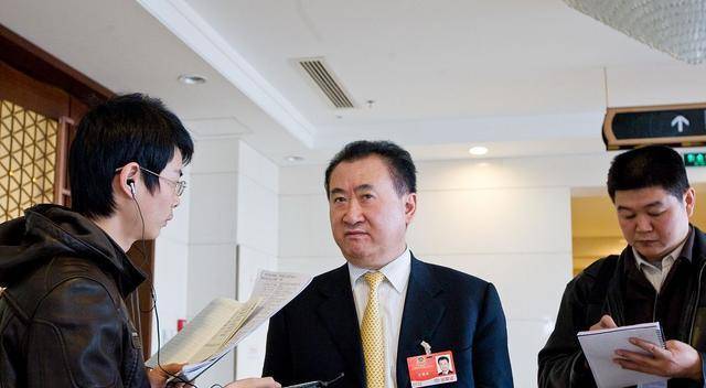 王健林妻子照片流出<strong></p>
<p>万达股份</strong>，年轻不输奶茶妹妹，网友：怪不得老王没绯闻