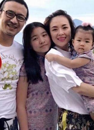 章子怡一家出行照曝光<strong></p>
<p>万达股份</strong>，汪峰细心牵手67岁岳母，被赞超有爱