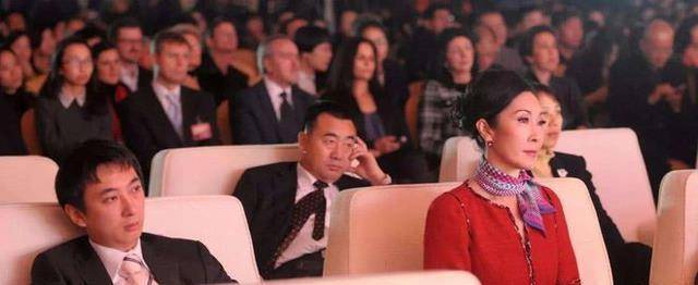王健林背后的女人<strong></p>
<p>万达股份</strong>，让万达起死回生，还出1亿元帮儿子还债