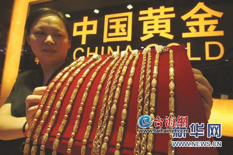 金价“狂飙”逼近历史高点