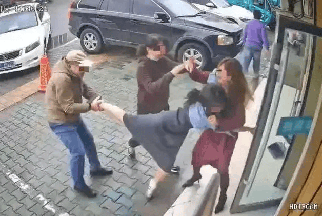公职夫妻因挪车将女子打骨折<strong></p>
<p>互联理财</strong>，想40万私了？通报来了