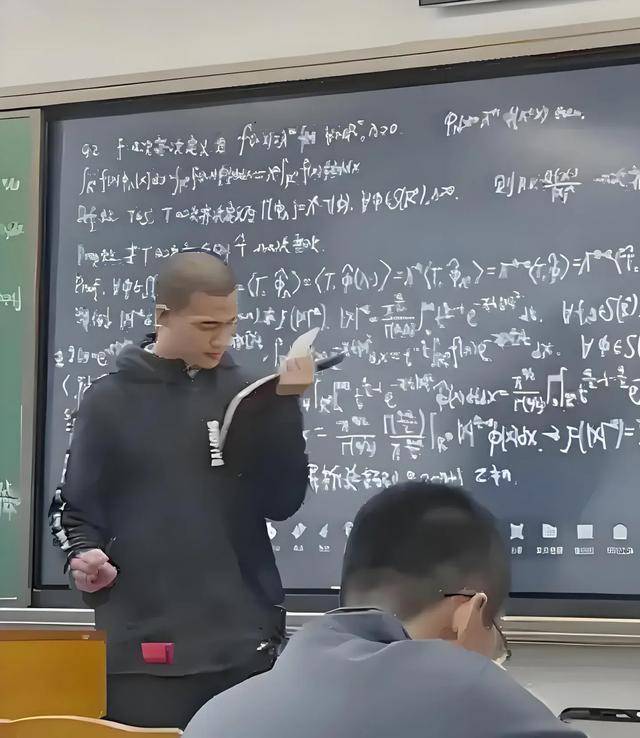 韦东奕上课照片走红<strong></p>
<p>理财诈骗</strong>，新发型吸睛，网友：板书真漂亮，可惜看不懂