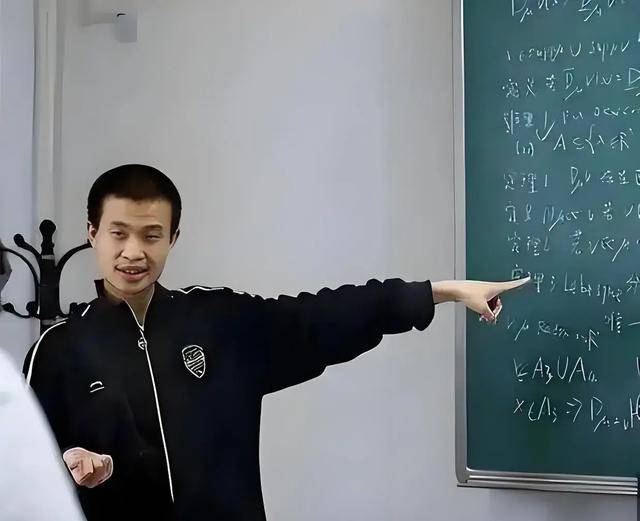 韦东奕上课照片走红<strong></p>
<p>理财诈骗</strong>，新发型吸睛，网友：板书真漂亮，可惜看不懂