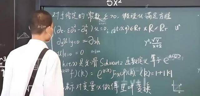 韦东奕上课照片走红<strong></p>
<p>理财诈骗</strong>，新发型吸睛，网友：板书真漂亮，可惜看不懂