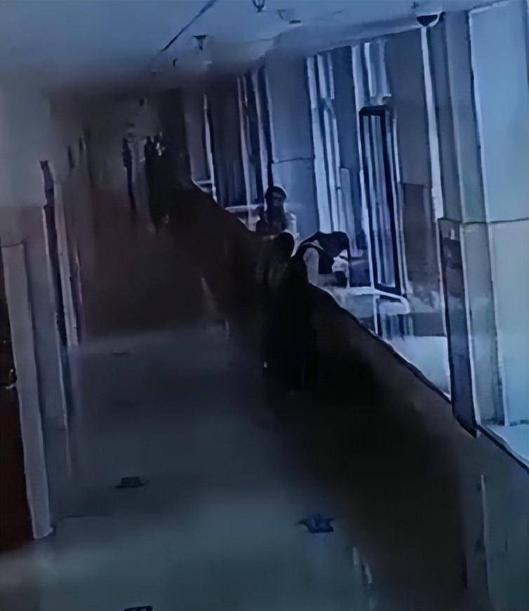 7岁男生踩脏地板<strong></p>
<p>100理财</strong>，鞋被语文老师扔垃圾桶，脚冷穿鞋又被数学老师拎讲台扇耳光；两名涉事女教师已被学校开除