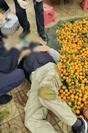 昆明一老人赶集摔倒压坏水果摊！中午就带着家属找来了<strong></p>
<p>100理财</strong>，摊主慌了……