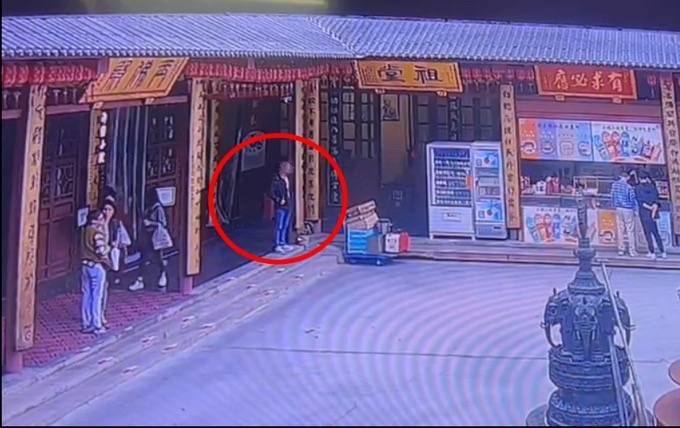 自制缠满双面胶的铁片<strong></p>
<p>机构理财</strong>，男子在寺庙内盗窃功德箱被行拘