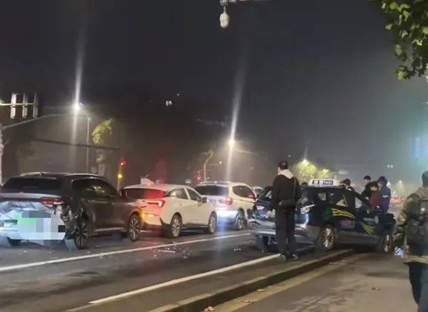 凌晨<strong></p>
<p>百度理财</strong>，上海一路口多车追尾！目击者：疑似大货车惹祸，撞击力度大