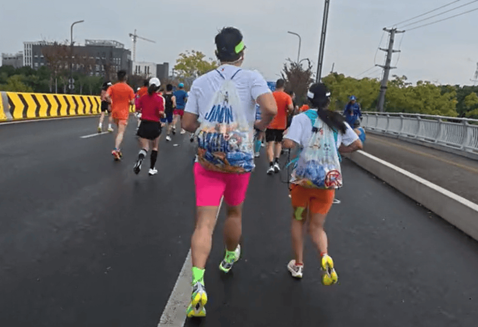 苏州马拉松一男一女将给选手的免费零食打包“负重”奔跑<strong></p>
<p>理财学</strong>？主办方回应