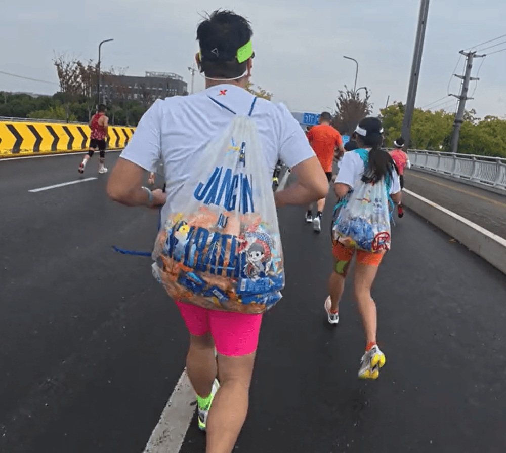 苏州马拉松一男一女将给选手的免费零食打包“负重”奔跑<strong></p>
<p>理财学</strong>？主办方回应