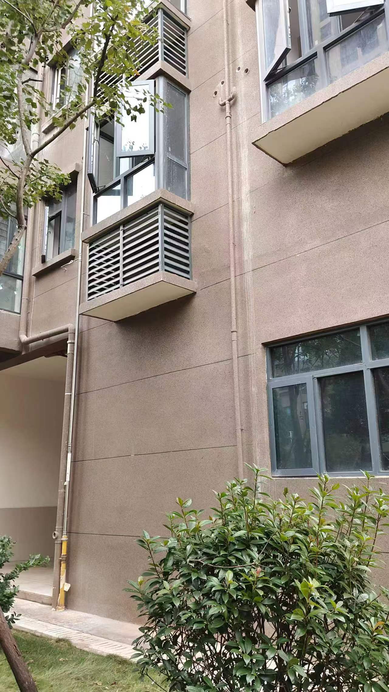 空调机位被楼下邻居占用<strong></p>
<p>多理财</strong>，娄底女业主无法入住起诉索赔11万！邻居：我的也被占了