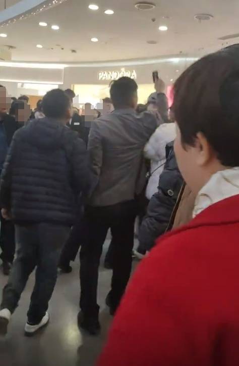 工资被折换成郑州一商场购物卡<strong></p>
<p>理财易</strong>，每月仅一天能使用，律师：以购物卡支付工资或涉嫌违法