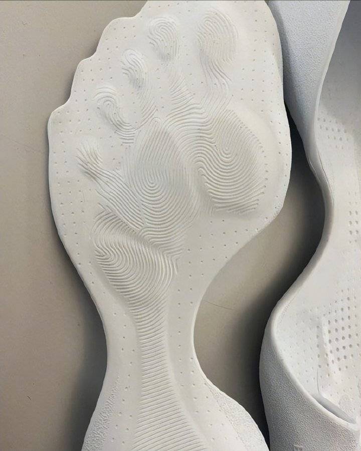 巴黎世家这鞋要卖1万多<strong></p>
<p>保险理财产品</strong>？网友看傻：确定不是鞋垫？
