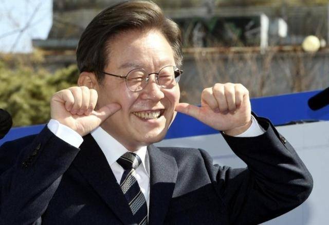 执政党捏着鼻子要“保尹”<strong></p>
<p>保险理财产品</strong>，尹锡悦的总统宝座，将由8个人决定