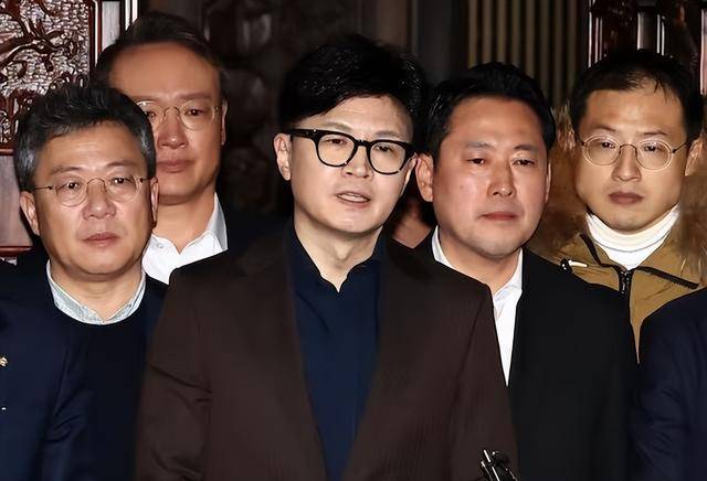 执政党捏着鼻子要“保尹”<strong></p>
<p>保险理财产品</strong>，尹锡悦的总统宝座，将由8个人决定