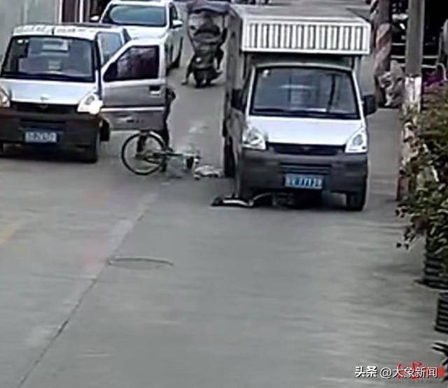 男孩骑单车遭遇“开门杀”<strong></p>
<p>保本理财产品</strong>，摔倒后又被小货车碾压 广东汕头有关部门：及时送医，无生命危险