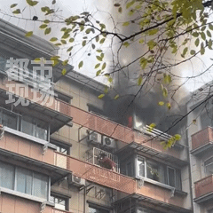 江苏南京一居民楼起火<strong></p>
<p>学生理财</strong>，浓烟滚滚，一女子被困窗外！当地回应