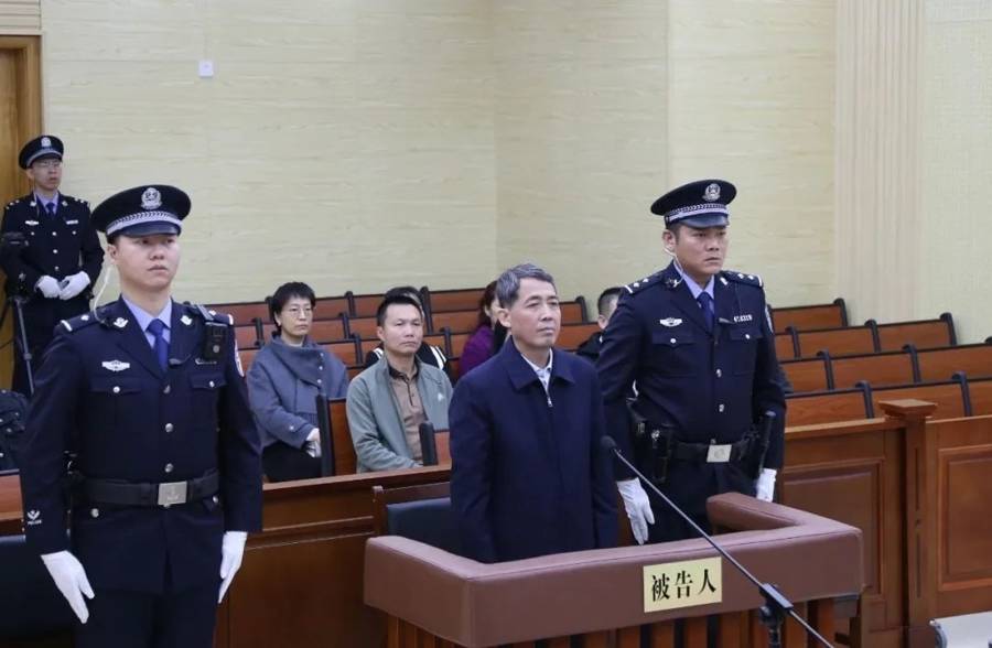 前后任市委书记相继被查<strong></p>
<p>学生理财</strong>，受贿超1.8亿元的他被判死缓
