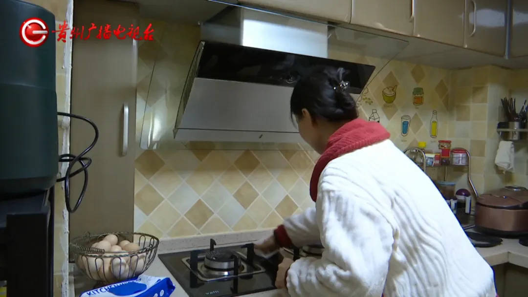 恶心坏了！贵阳一女子家中被扔进一颗“炸弹”<strong></p>
<p>理财广告</strong>，残羹剩饭炸开花
