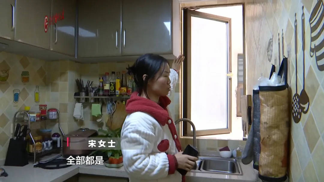 恶心坏了！贵阳一女子家中被扔进一颗“炸弹”<strong></p>
<p>理财广告</strong>，残羹剩饭炸开花