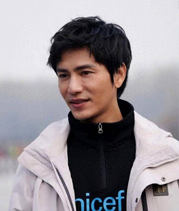 陈坤的儿子已成年<strong></p>
<p>理财有风险吗</strong>，容貌开始显现母亲的基因，像谁可以认得出吗？