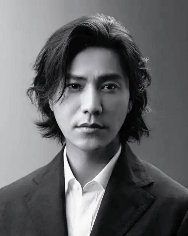 陈坤的儿子已成年<strong></p>
<p>理财有风险吗</strong>，容貌开始显现母亲的基因，像谁可以认得出吗？