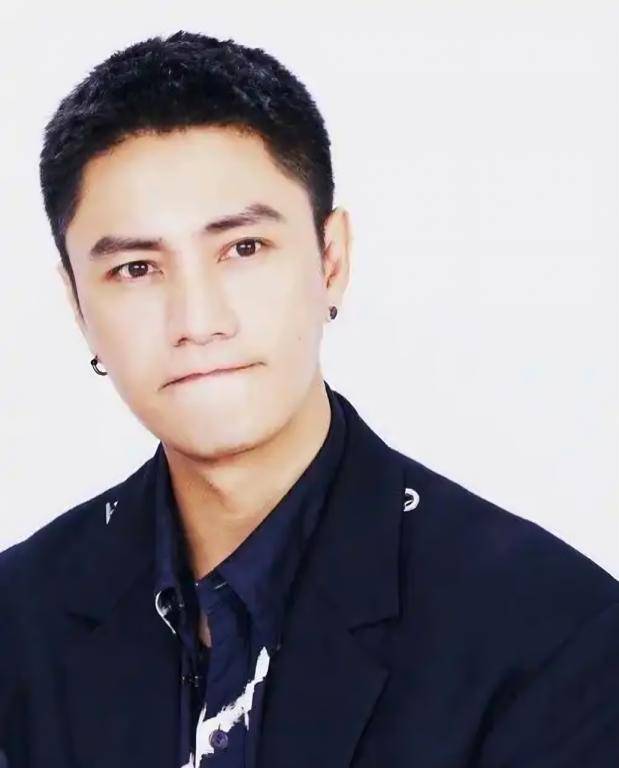 陈坤的儿子已成年<strong></p>
<p>理财有风险吗</strong>，容貌开始显现母亲的基因，像谁可以认得出吗？