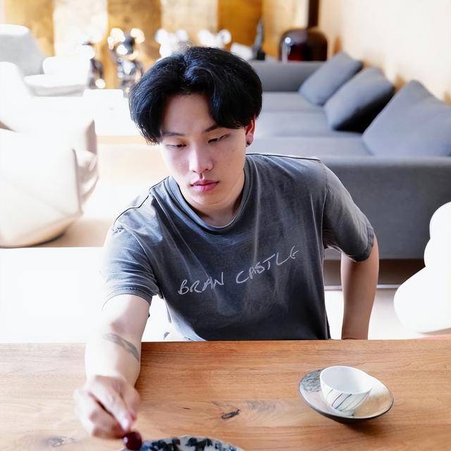 陈坤的儿子已成年<strong></p>
<p>理财有风险吗</strong>，容貌开始显现母亲的基因，像谁可以认得出吗？