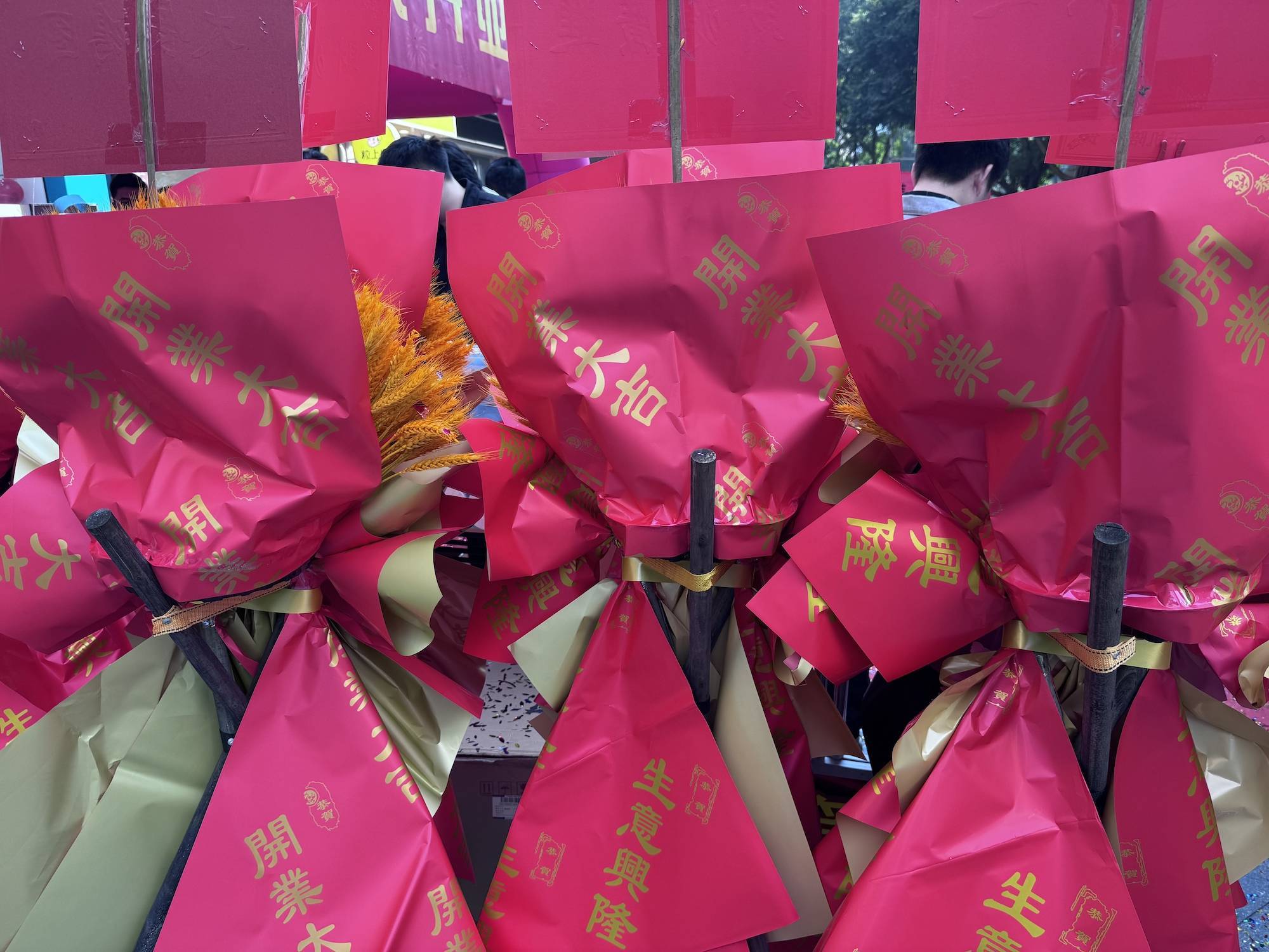 我开了一家“俄罗斯商品馆”：曾一日进账6万<strong></p>
<p>10万理财</strong>，现在靠卖年货回本