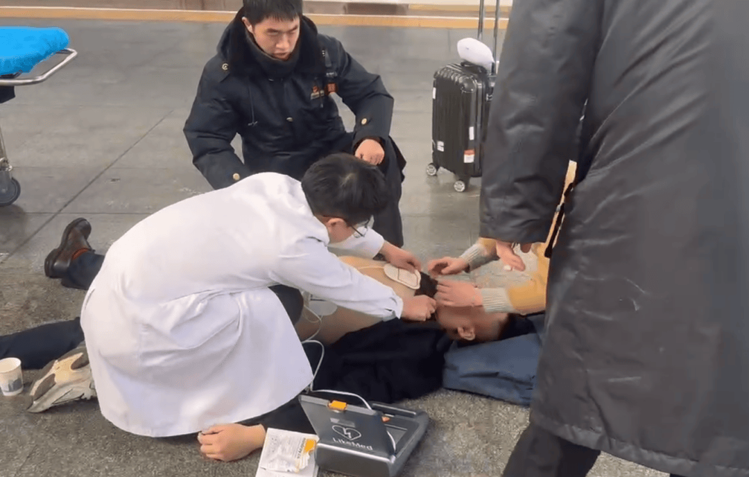 男子在长沙南站心脏骤停晕倒<strong></p>
<p>理财安全的</strong>，醒来后第一句话：要赶去上班！