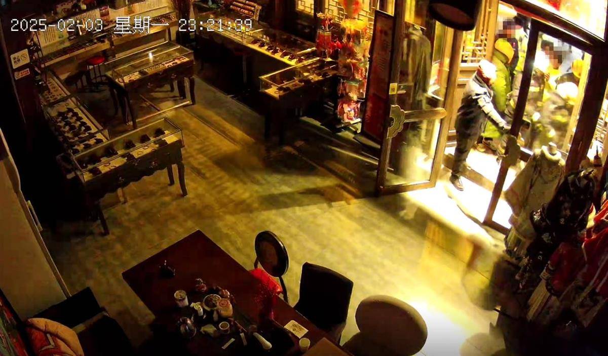 大同官方核查“店铺被撬锁开灯”事件<strong></p>
<p>理财安全的</strong>，律师：撬锁入室涉嫌违法，且滥用行政权力