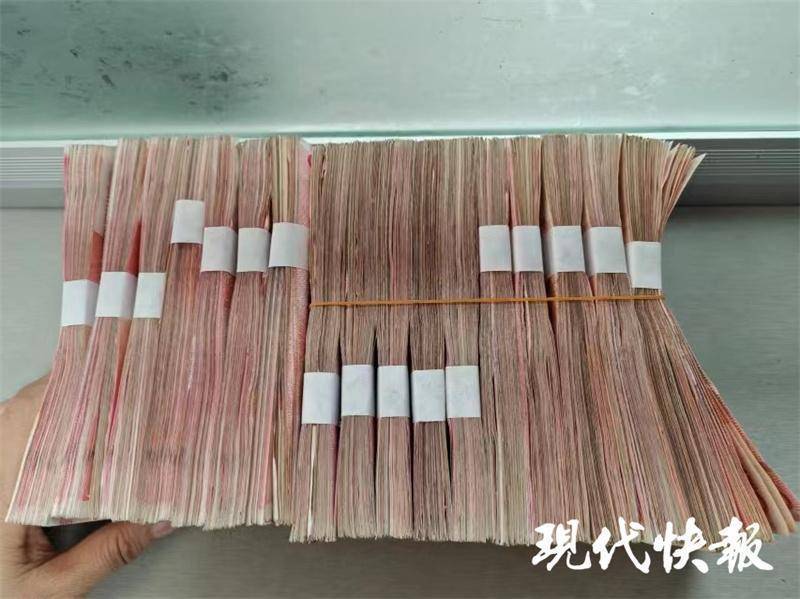 女子把17万元现金藏床底多年<strong></p>
<p>理财5万</strong>，发霉粘在了一起