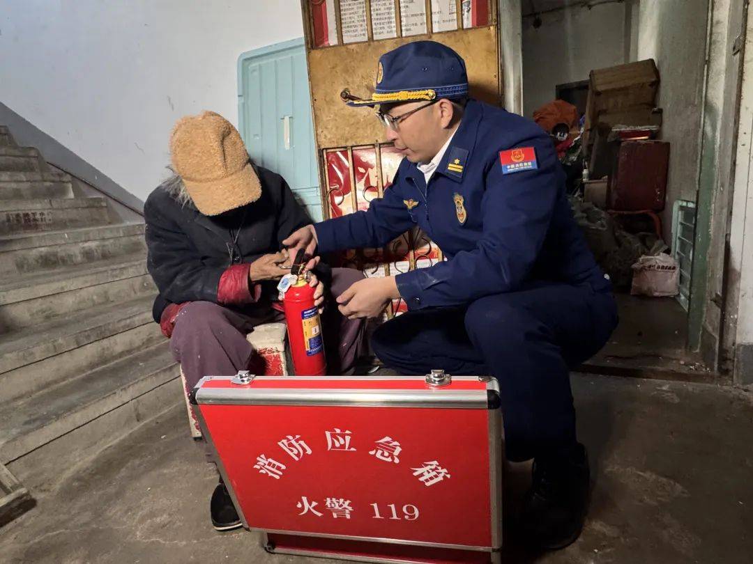 退休金超9000<strong></p>
<p>理财营销</strong>，91岁老人家中却“垃圾成山”！原因心酸