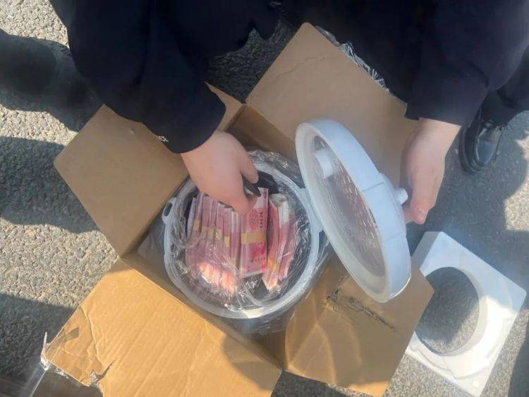 打开电饭煲一看：8万元现金<strong></p>
<p>银行理财利率</strong>！女子被当街拦下