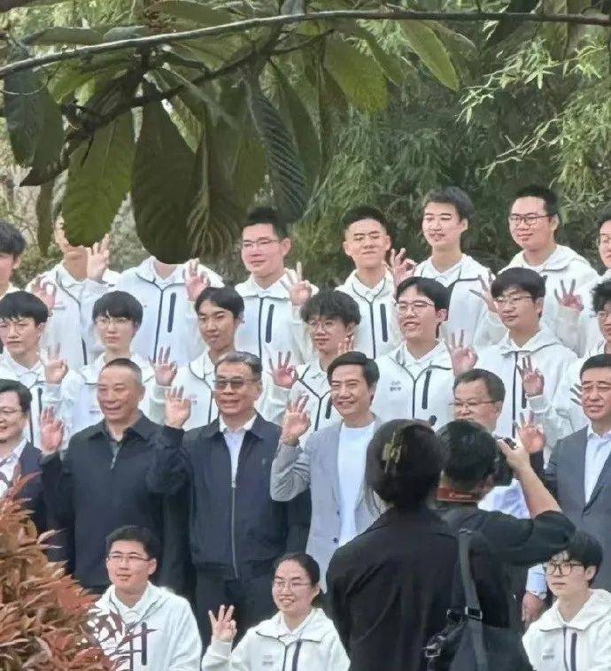 雷军回应如何保持好身材：英语不好已经让母校“蒙羞”<strong></p>
<p>理财考试</strong>，不能再形象欠佳